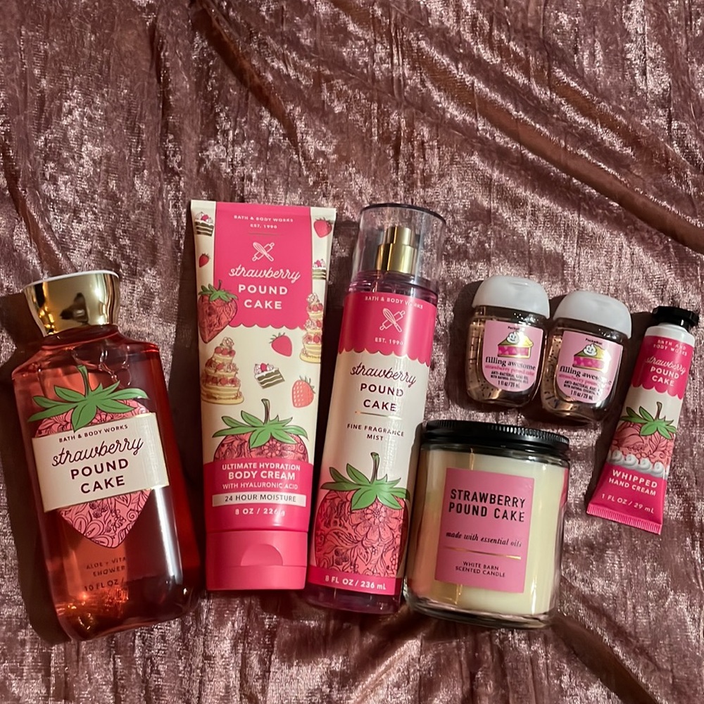 Sold !!! STRAWBERRY 🍓 POUND CAKE SET*** discontinued